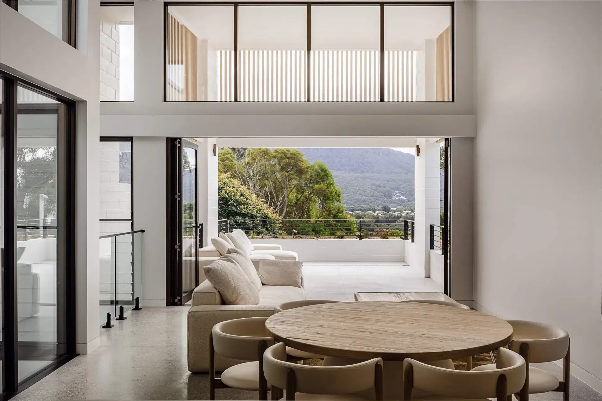 obrien-duplex-bulli-living-dining-escarpment-terrace-view-light-and-lines.webp