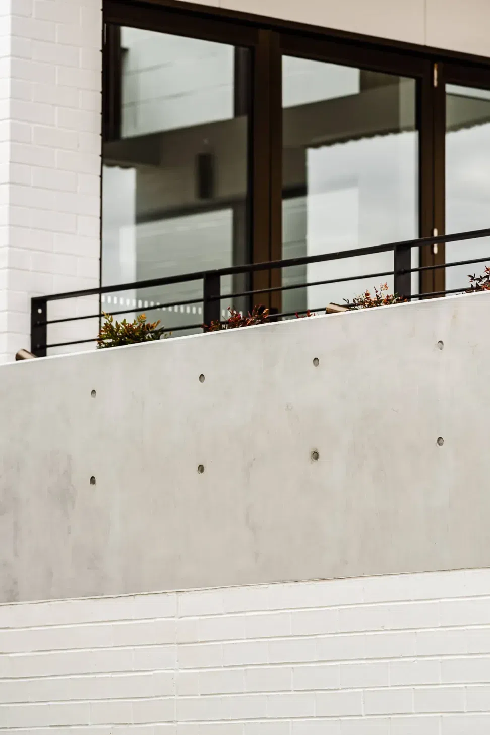 obrien-duplex-bulli-off-form-concrete-parapet-light-and-lines.webp