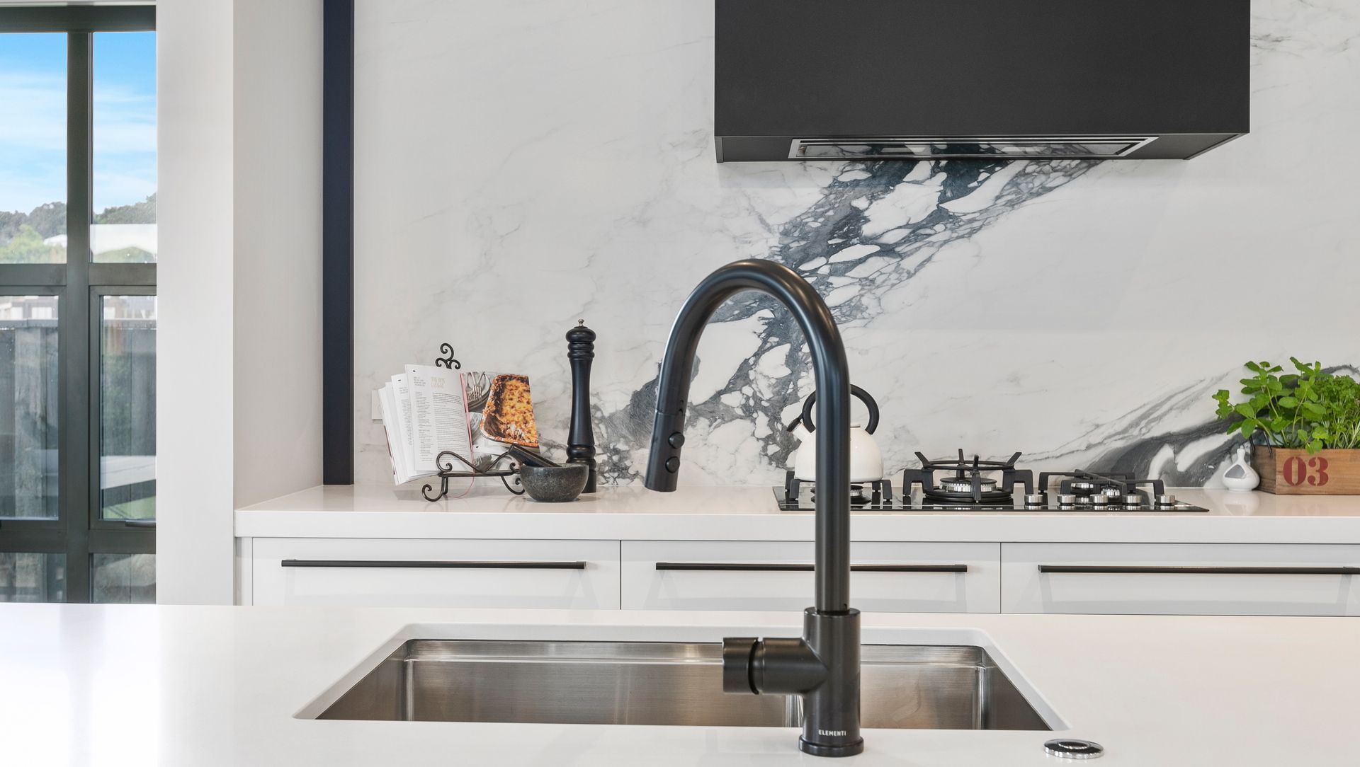 Veined Splashback Feature, Millwater banner