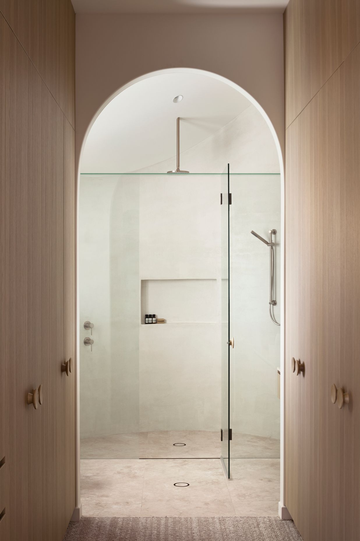 Photography: David Chatfield | Featured: Arcos Guest Bathroom ~ Meir Champagne Round Wall Mixer (SKU: MW03-CH) + Meir Champagne Round Shower on Rail Column (SKU: MZ0402-R-CH) + Meir Round Ceiling Shower Dropper (SKU: MA0704-450-CH)
