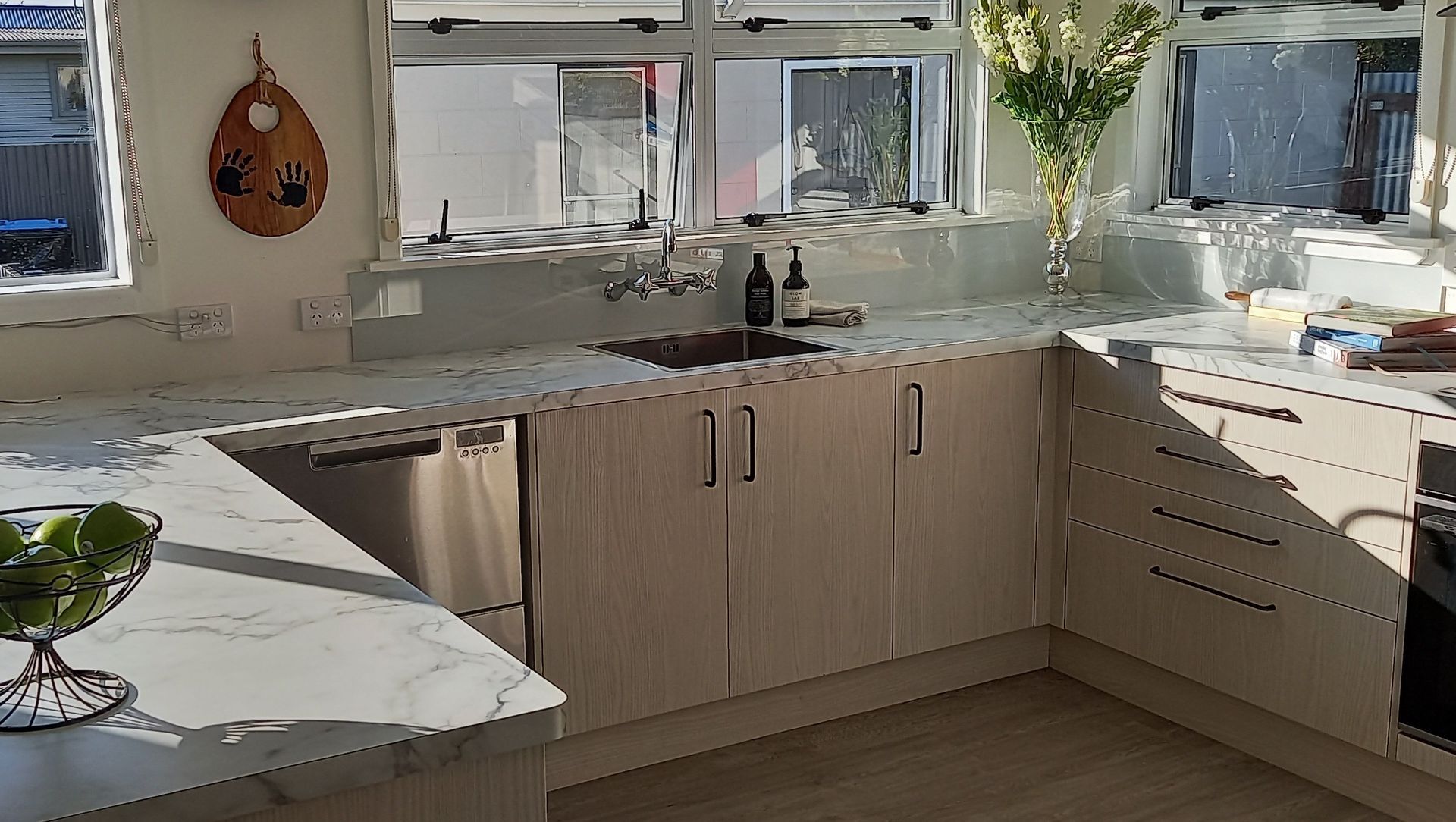 Natural Light with Oak & Marble banner