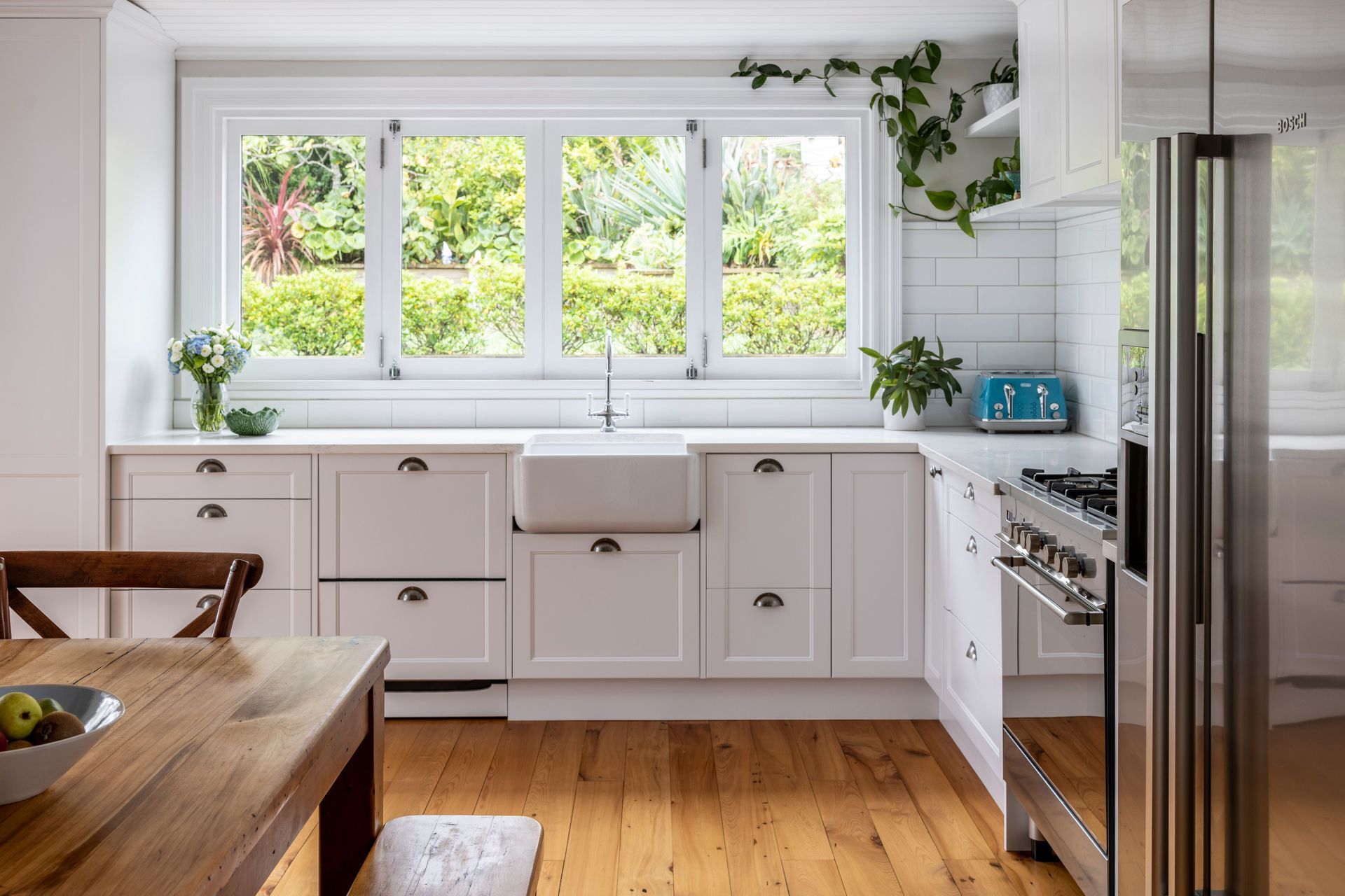 Dezignatek Designer White Satin in Ronda. Designed by Lisa Thesing of Innovative Kitchens.