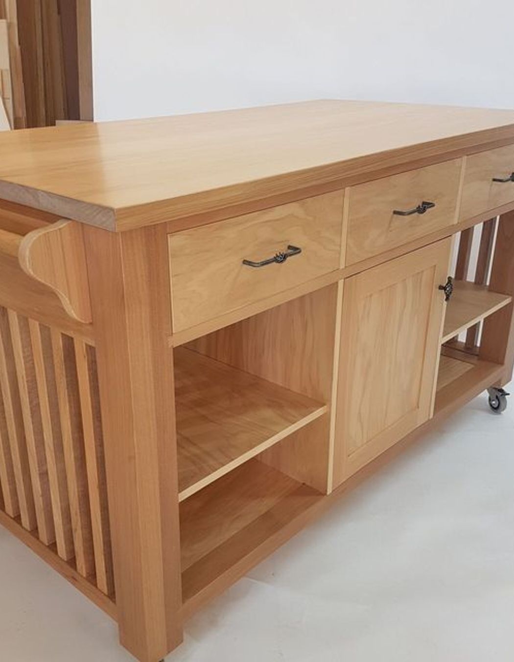 Kauri Kitchen For A Classic Kiwi Villa