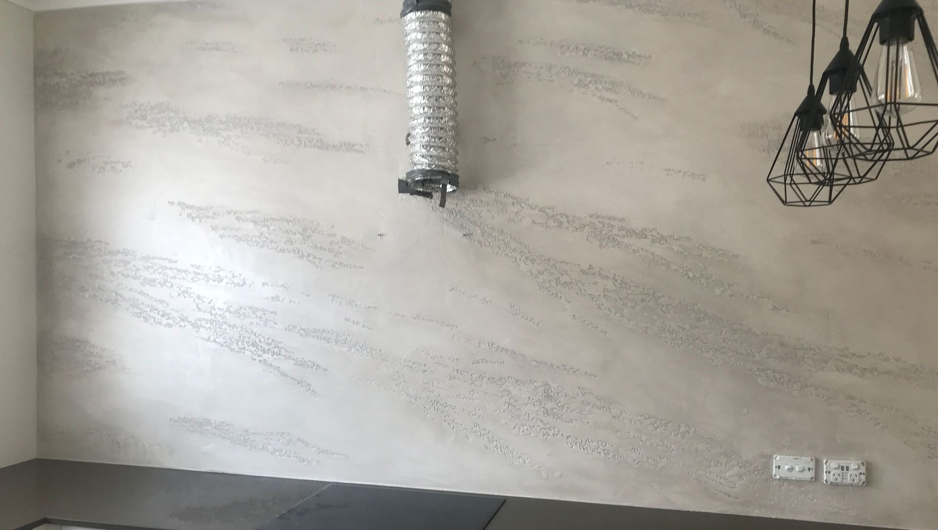 Splashback and continuous wall, Split stone banner