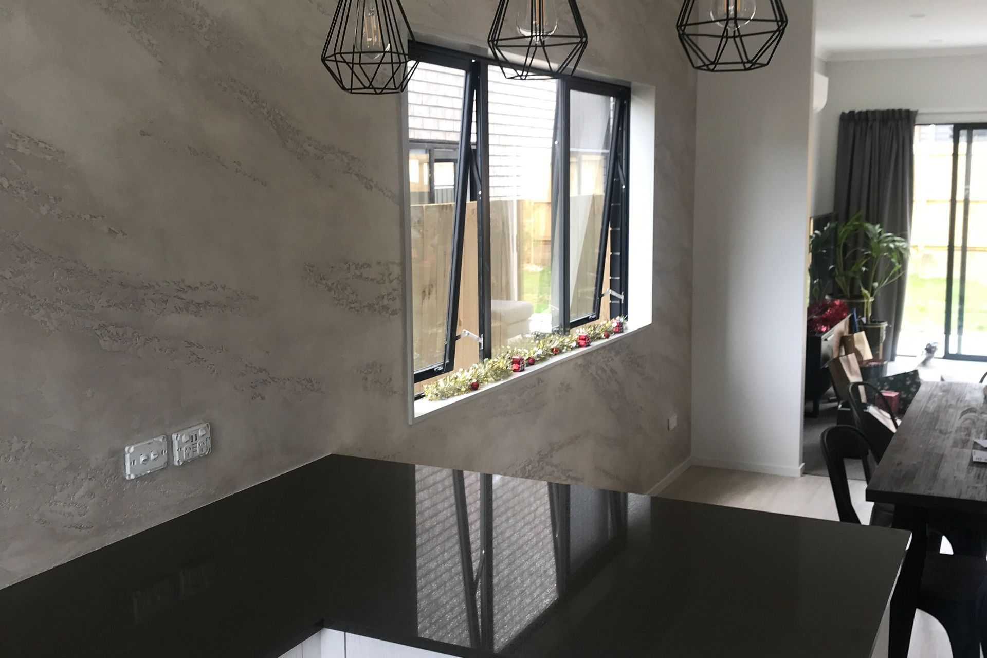 Splashback and continuous wall, Split stone