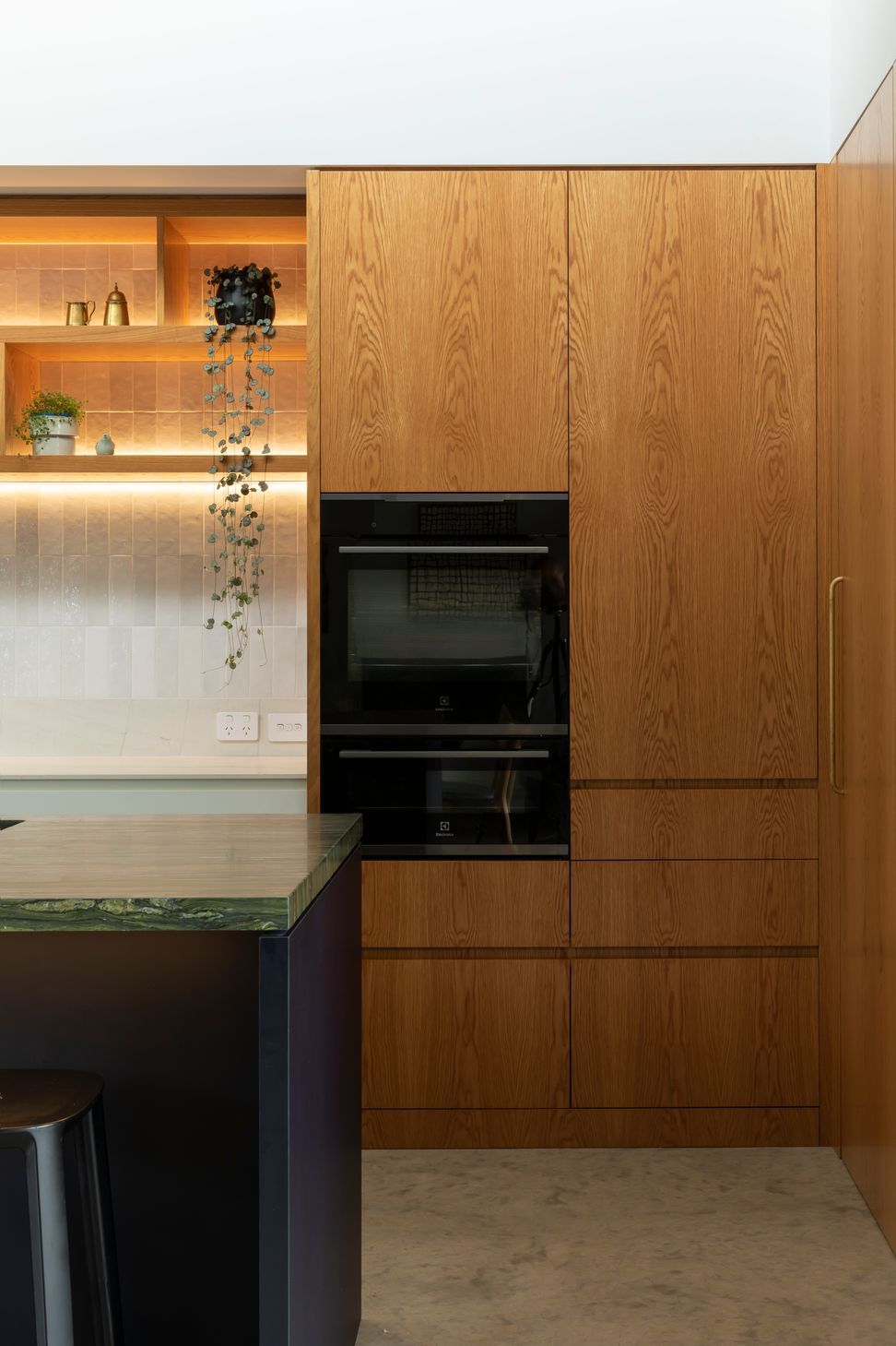 Prime Veneer, American White Oak - Crown Cut & Prime Laminate, Devious Soft-Matt. Design by Kate Carter Interior Design. Photography by Sarah Rowlands.