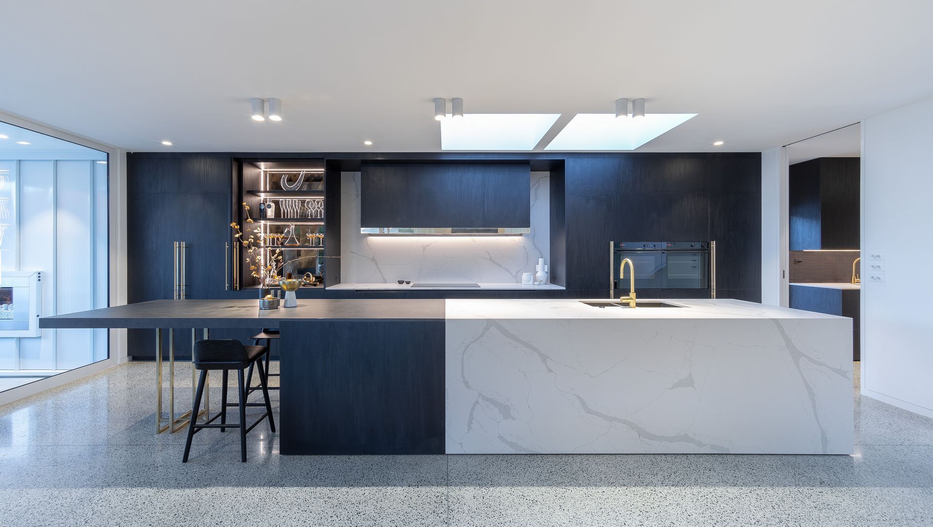 Symmetrical stunner banner