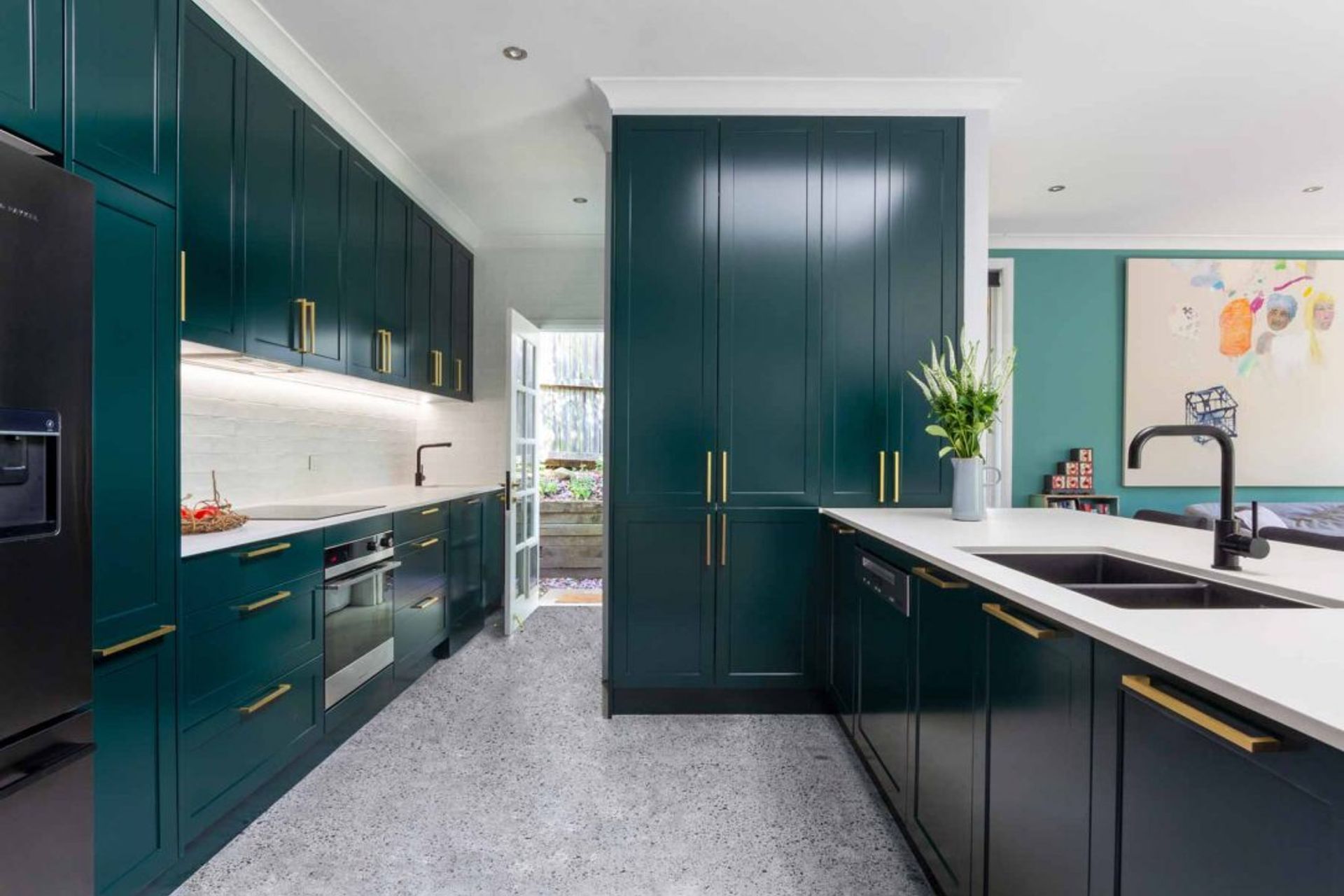 caesarstone-kitchen-design-sydney-green-white-luxury-premier-kitchens-statuario-maximus-02-1084x724.jpg