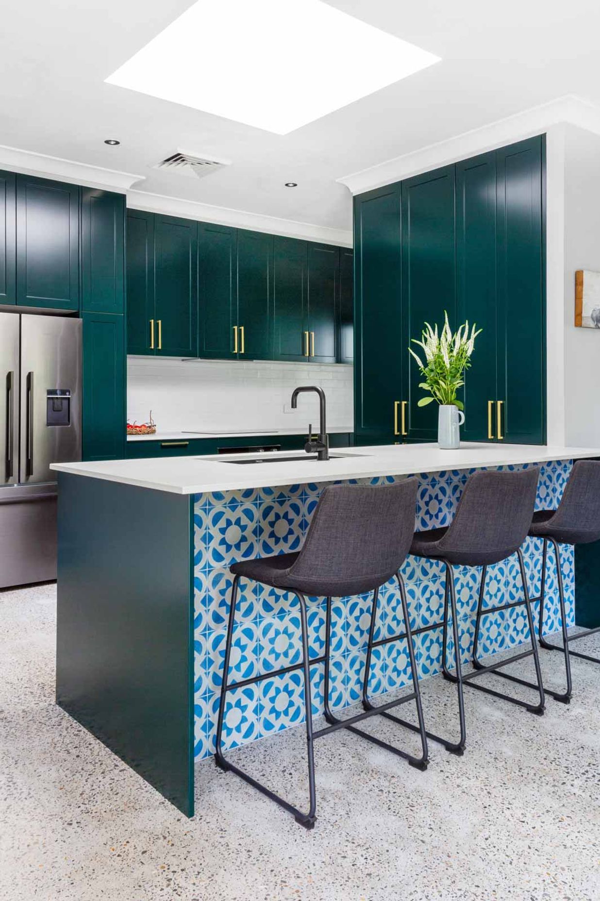 caesarstone-kitchen-design-sydney-green-white-luxury-premier-kitchens-statuario-maximus-03.jpg