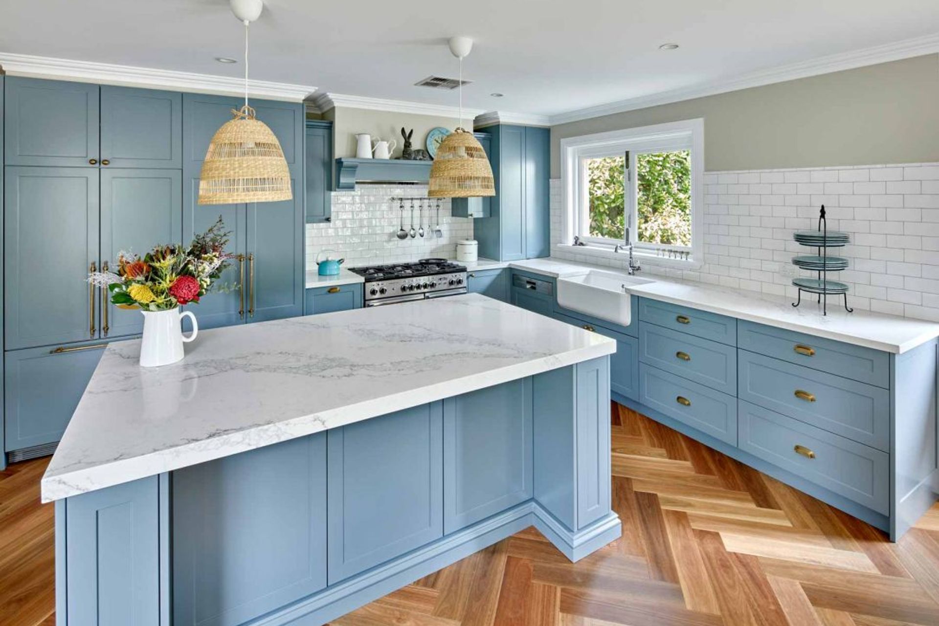 classic-luxury-kitchen-design-gitani-statuario-light-blue-traditional-shaker-cabinets-premier-kitchens-03-1084x748.jpg
