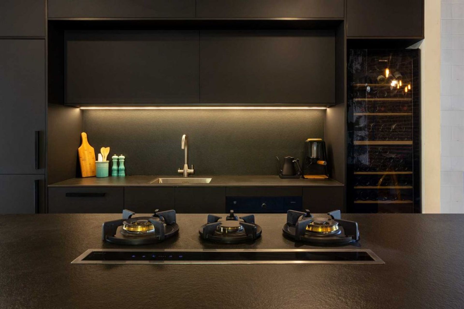 kitchen-design-sydney-black-industrial-luxury-kitchen-renovation-pitt-gas-burners-elica-downdraft-vintec-1084x723.jpg