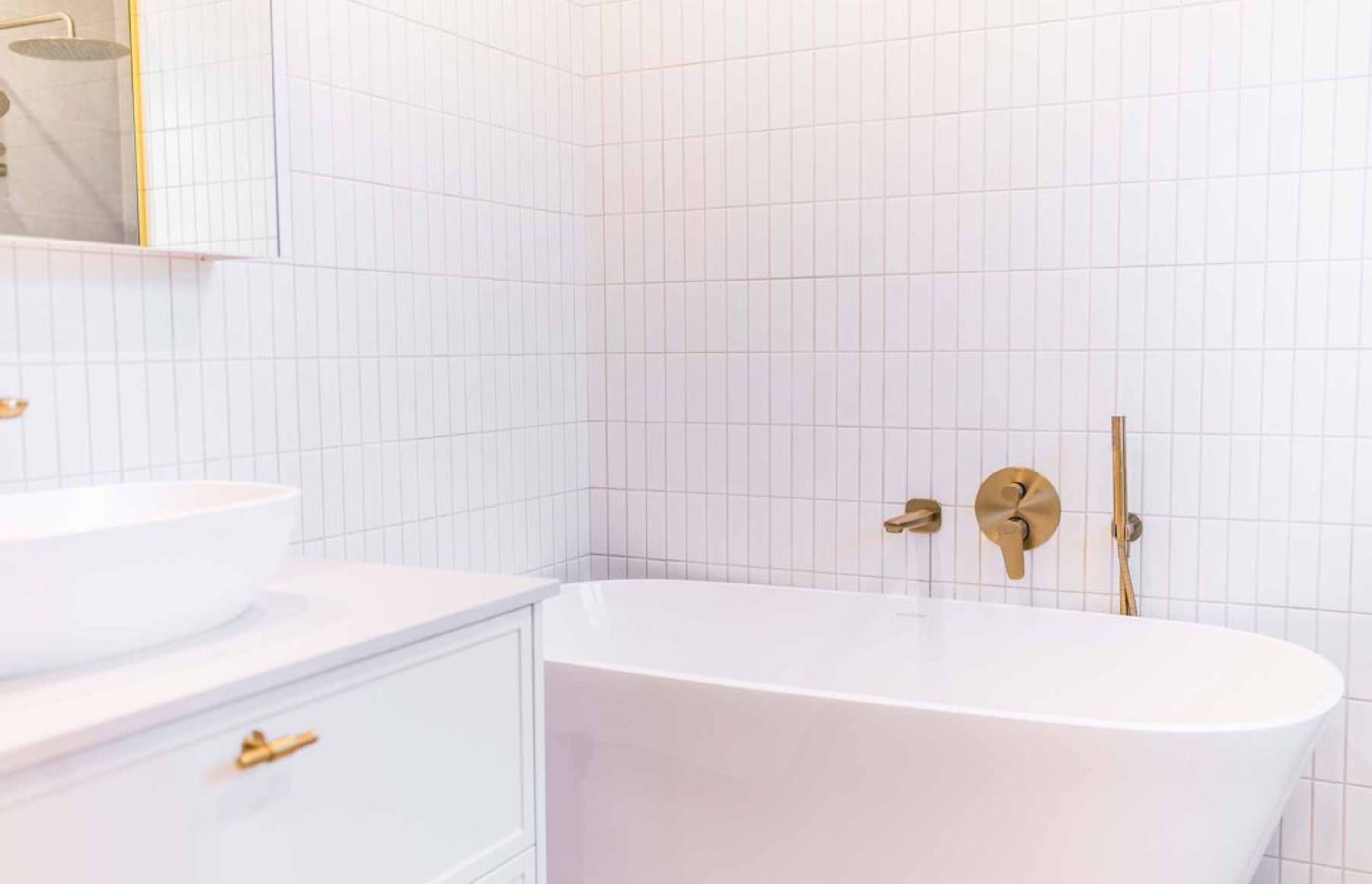 luxury-modern-bathrooms-premier-kitchens-renovation-5-bathtub-1084x721.jpg