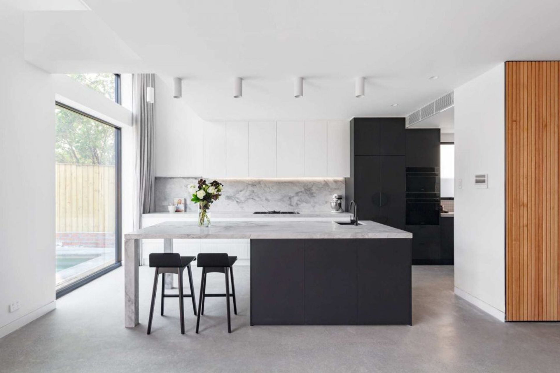 modern-contemporary-kitchen-design-black-white-grey-superwhite-stone-01-1084x723.jpg