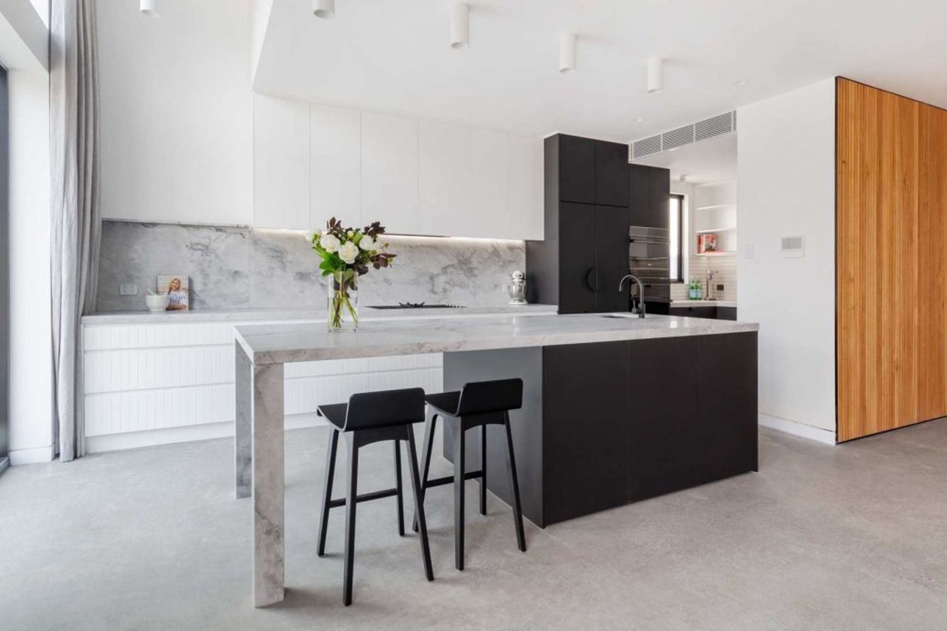 modern-contemporary-kitchen-design-black-white-grey-superwhite-stone-02-1084x670.jpg