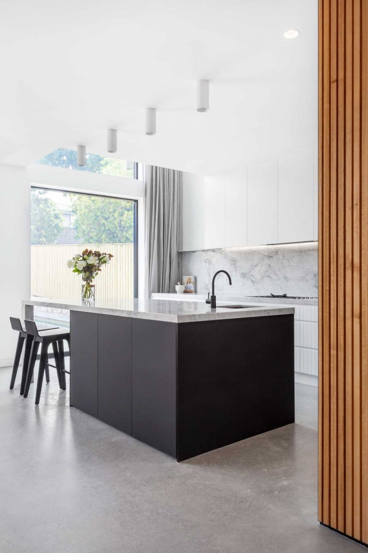 modern-contemporary-kitchen-design-black-white-grey-superwhite-stone-03-1084x1626.jpg