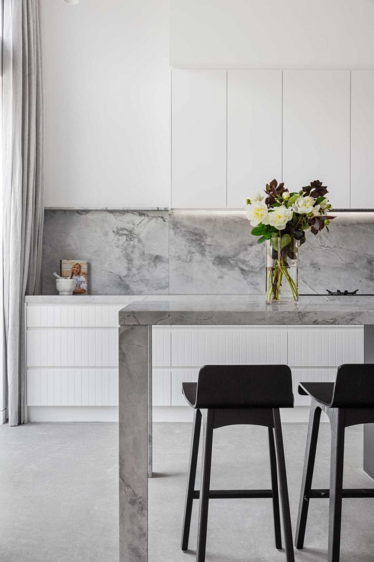modern-contemporary-kitchen-design-black-white-grey-superwhite-stone-04-1084x1626.jpg