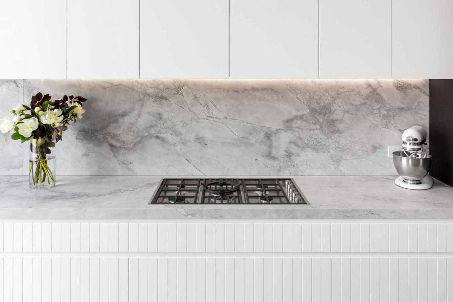modern-contemporary-kitchen-design-black-white-grey-superwhite-stone-05-1084x723.jpg