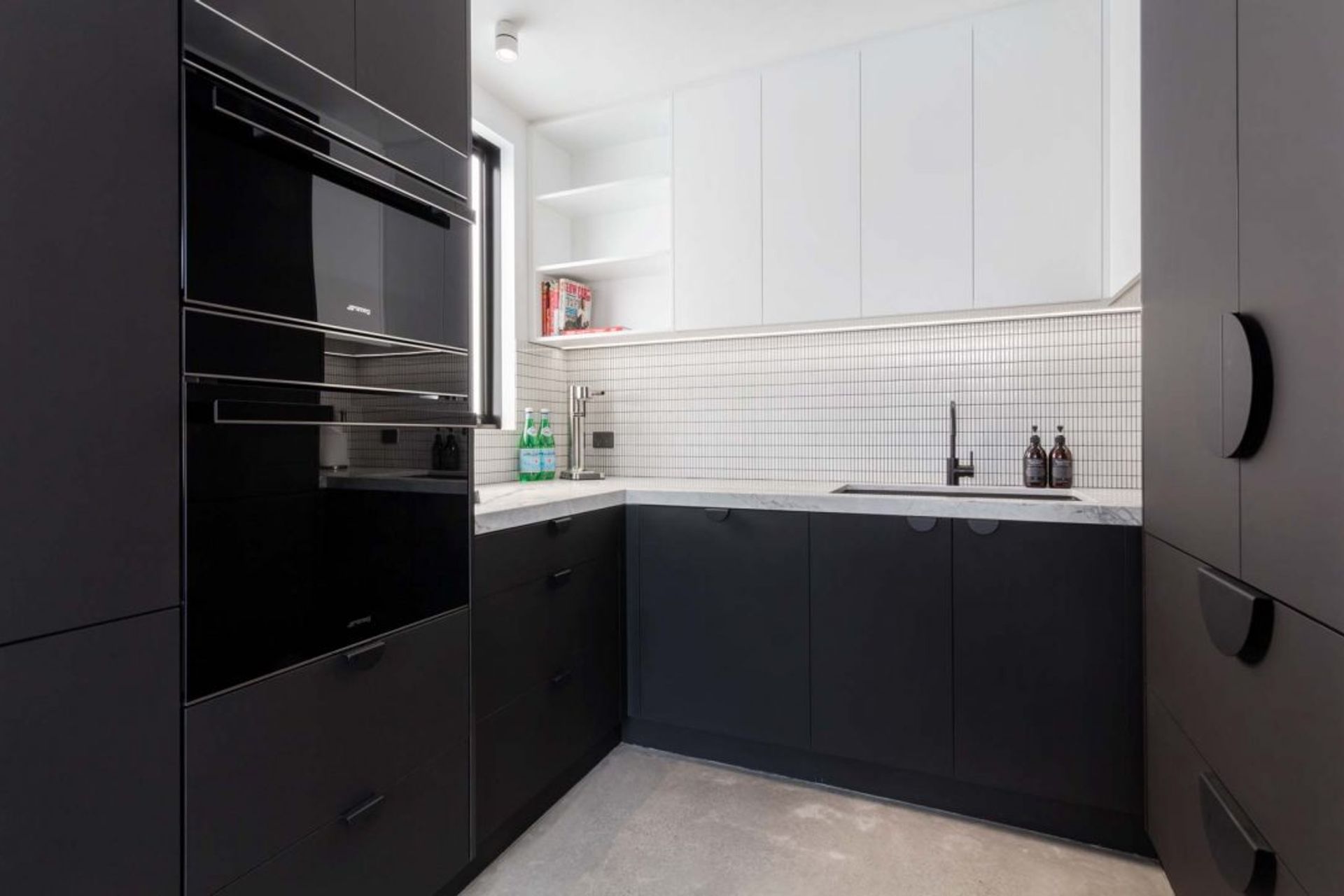 modern-contemporary-kitchen-design-black-white-grey-superwhite-stone-06-1084x721.jpg
