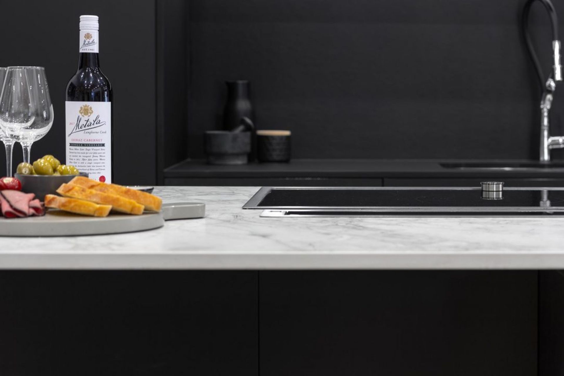 modern-kitchen-design-sydney-kitchen-showroom-dekton-portum-benchtop-black-cabinets-1-1084x723.jpg