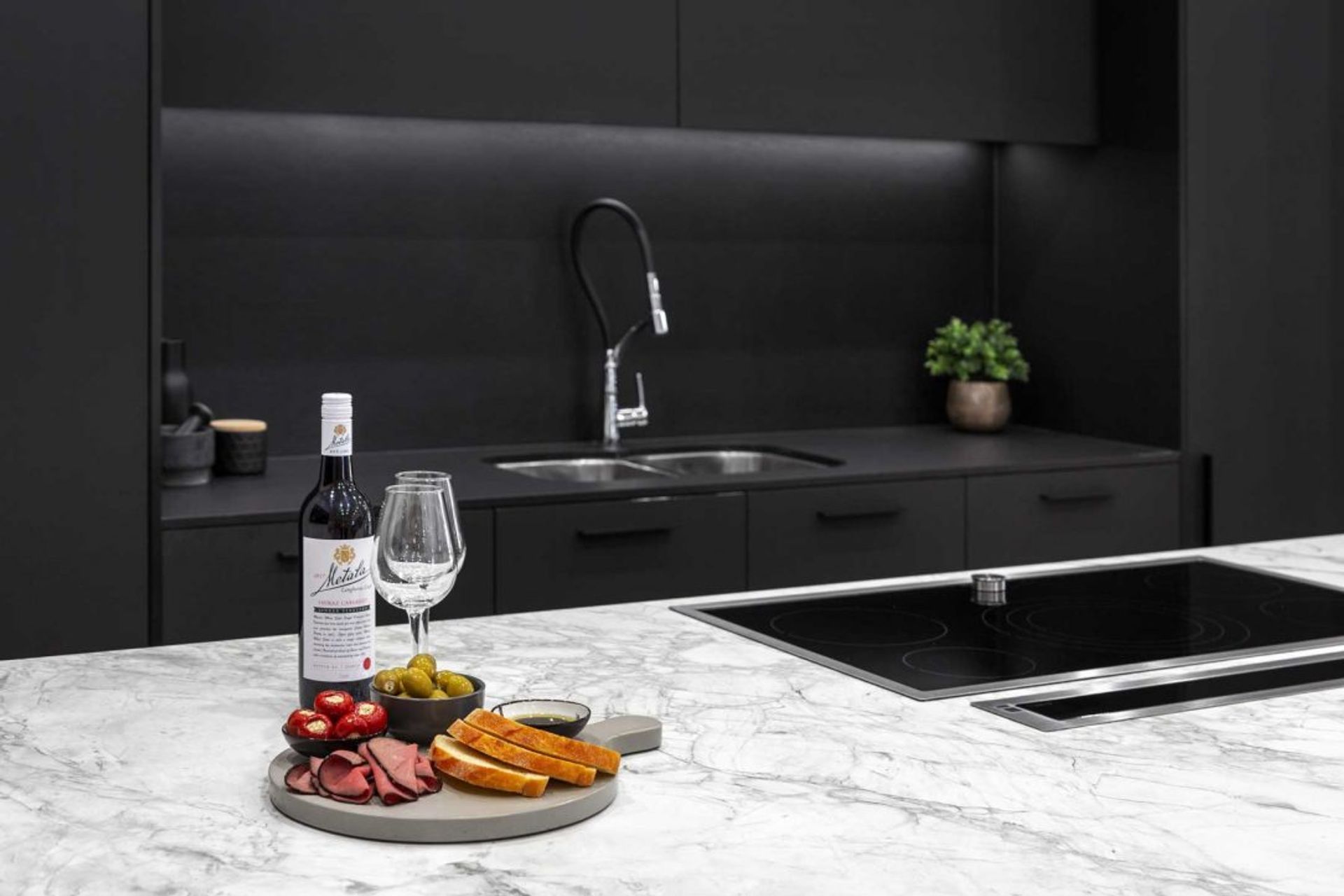 modern-kitchen-design-sydney-kitchen-showroom-dekton-portum-benchtop-black-cabinets-2-1084x723.jpg