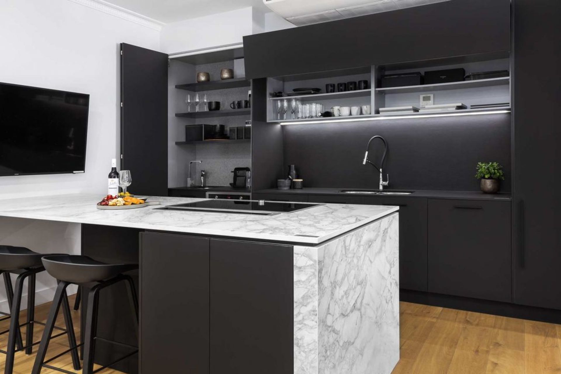 modern-kitchen-design-sydney-kitchen-showroom-dekton-portum-benchtop-black-cabinets-5-1084x723.jpg