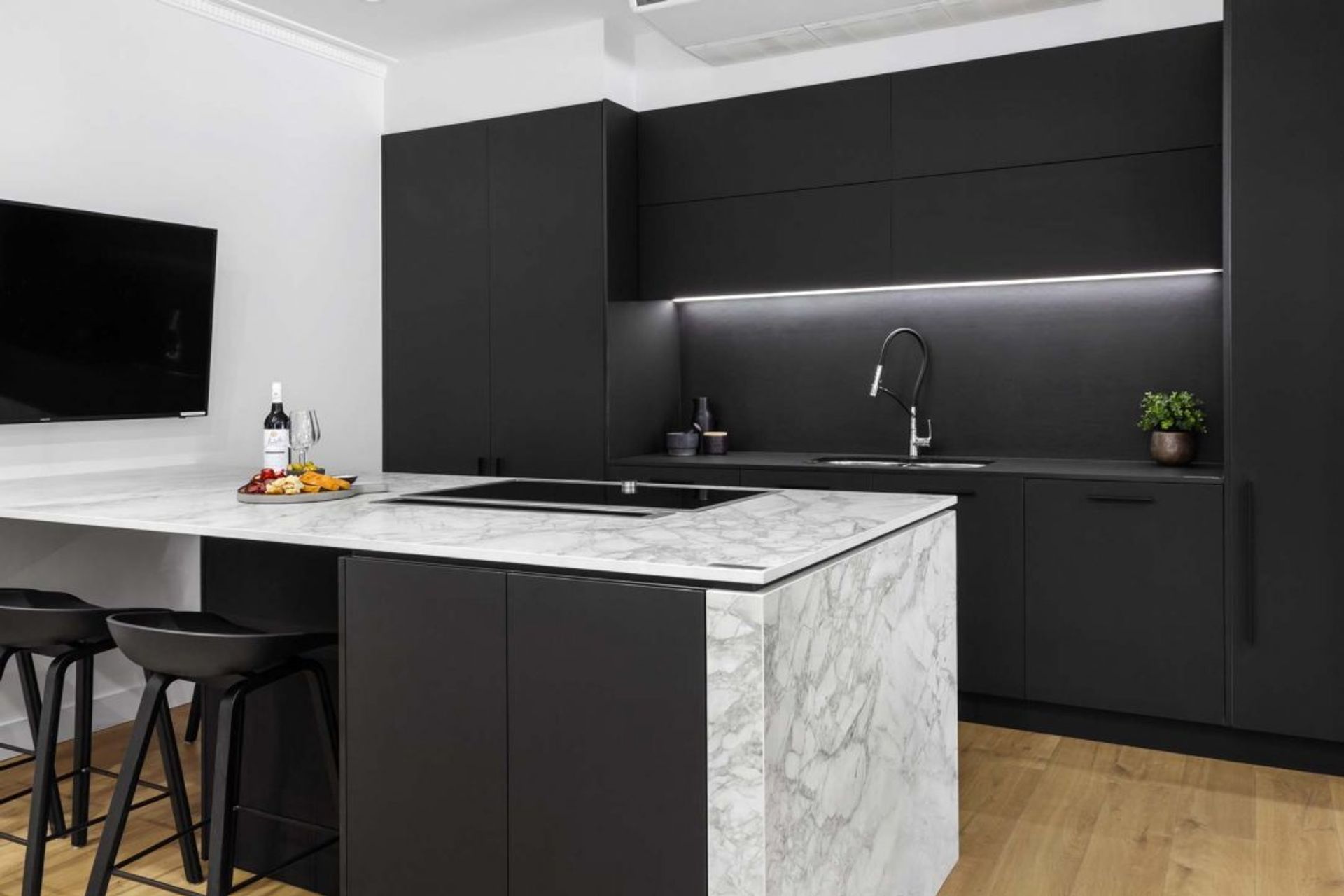 modern-kitchen-design-sydney-kitchen-showroom-dekton-portum-benchtop-black-cabinets-6-1084x723.jpg
