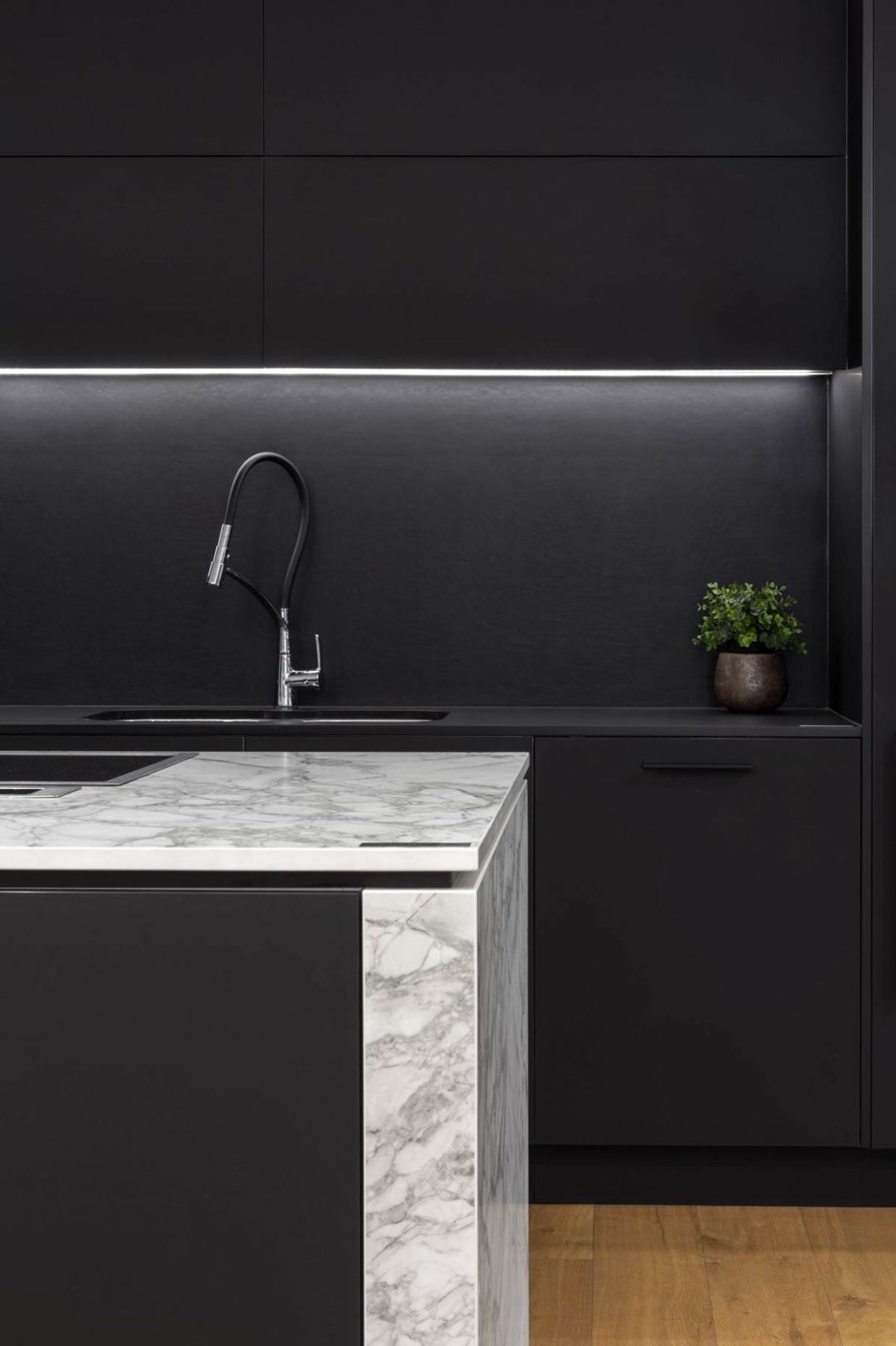 modern-kitchen-design-sydney-kitchen-showroom-portum-portum-benchtop-black-cabinets-4-1084x1626.jpg