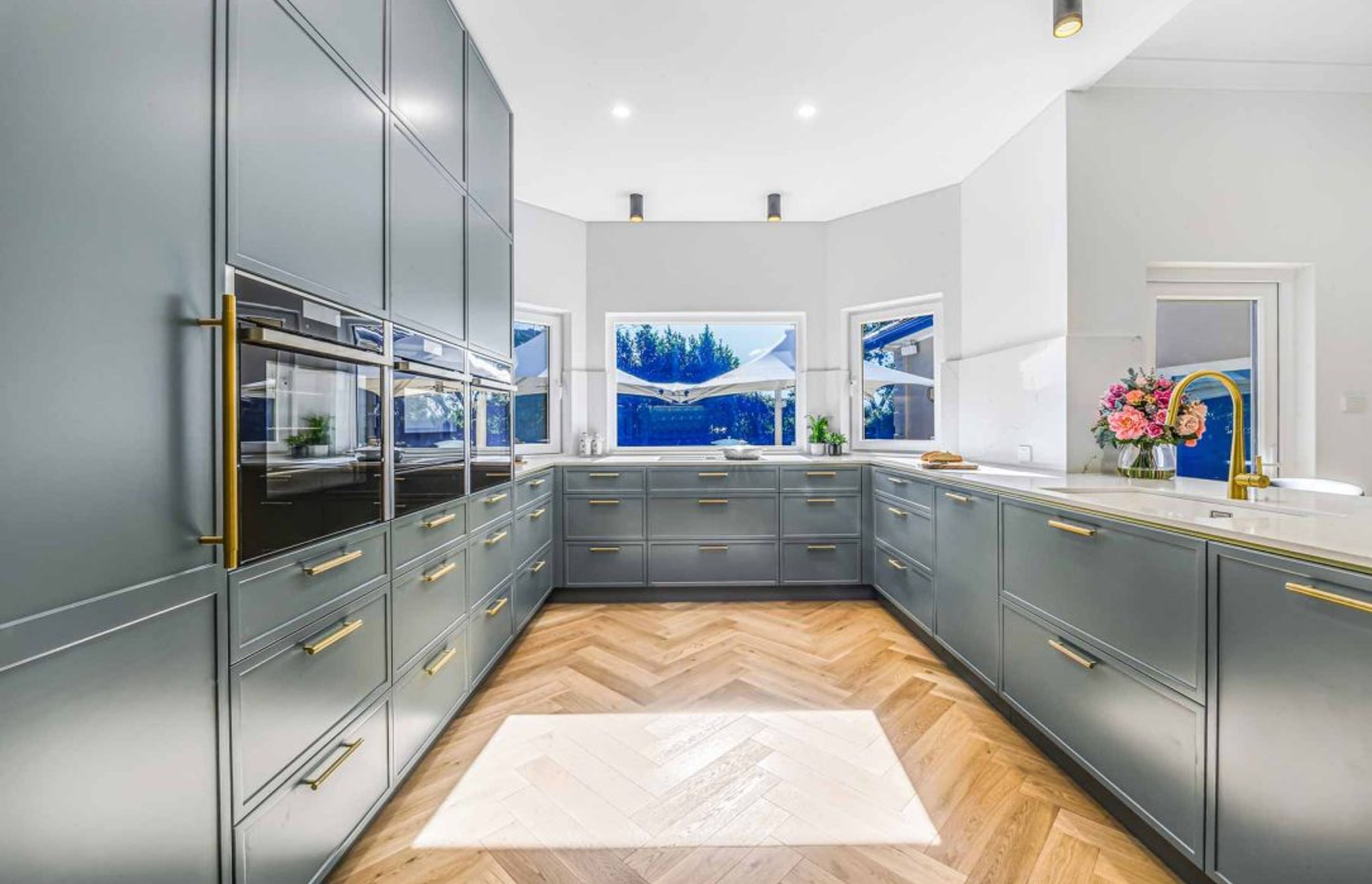 modern-luxury-kitchen-design-premier-kitchens-stone-benchtop-renovations-neff-appliances-2-gold-handles-grey-paint-1084x721.jpg