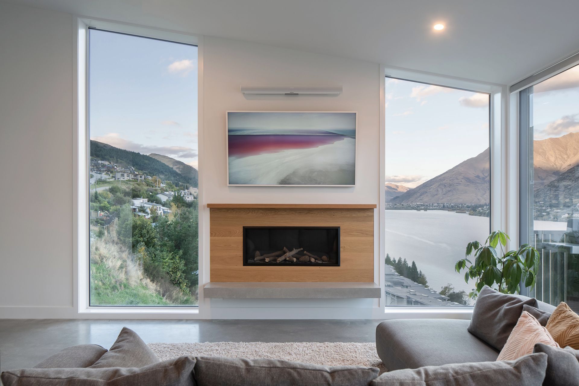 Large format floor to ceiling glazing maximises views down the lake towards Frankton