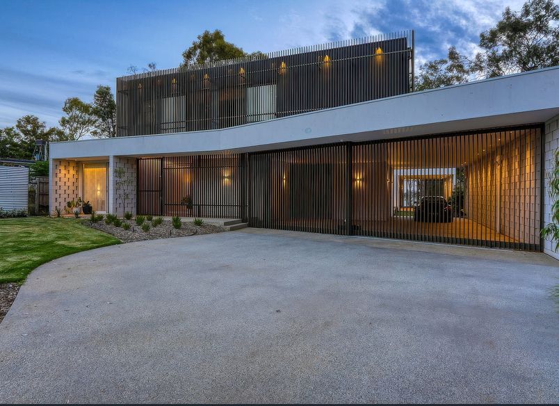 Luxurious Lake Side Living