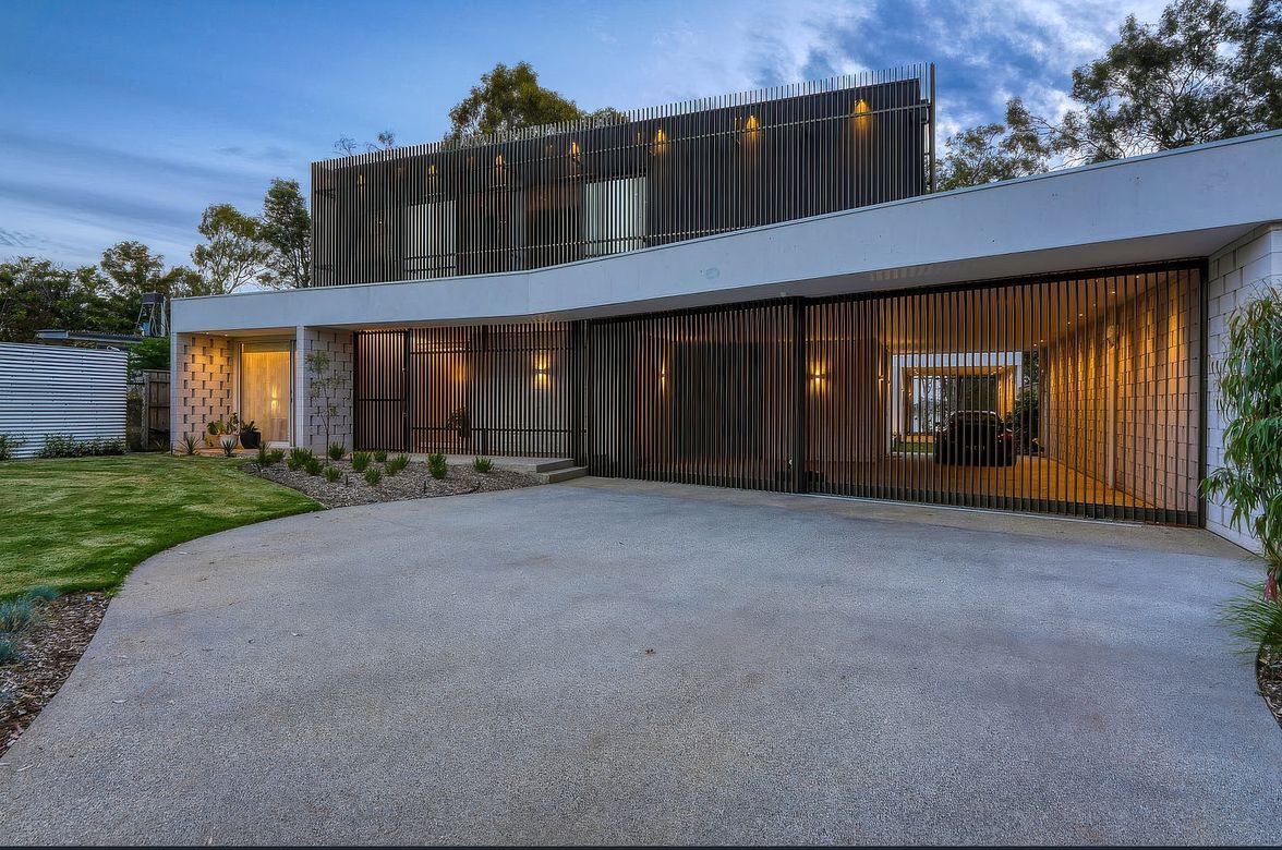 Luxurious Lake Side Living