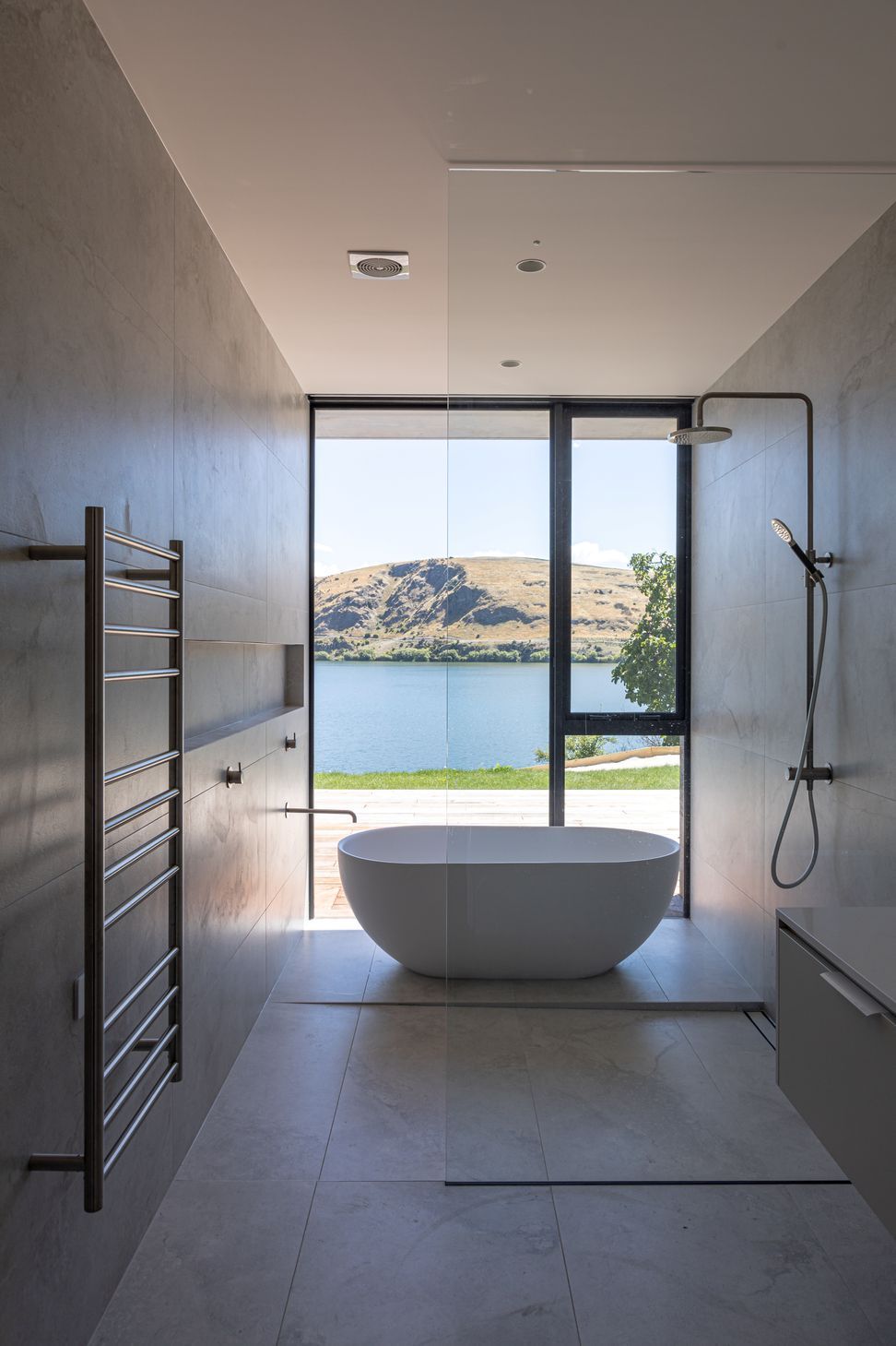 016-Ben-Hudson-Architects-Lake-House-freestanding-bath.jpg