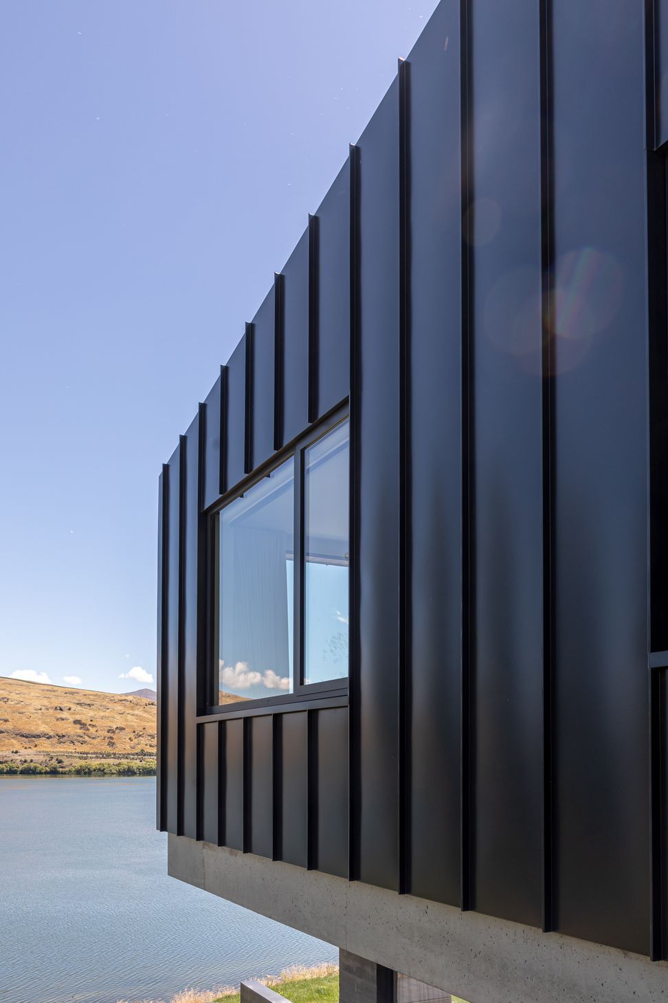 033-Ben-Hudson-Architects-Lake-House-lakeside-cantilever.jpg
