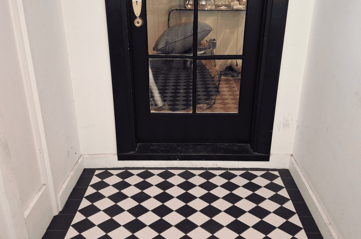 Colonial style tiled porch