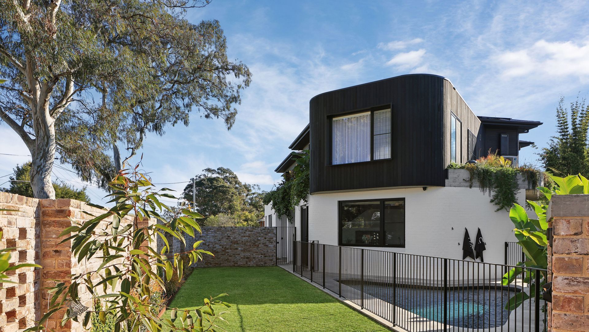 Partridge Avenue, Miranda banner