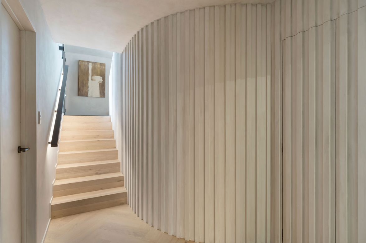 Exquisite Entrance and Stairwell Design