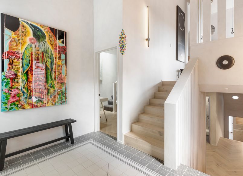 Exquisite Entrance and Stairwell Design