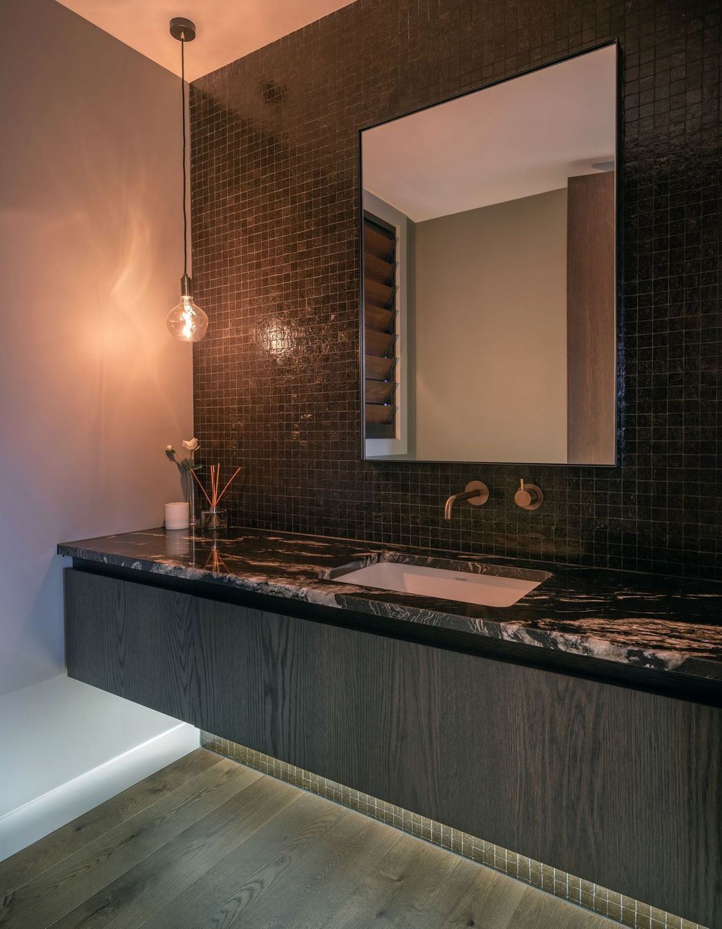 The large guest room's en suite features a dramatic granite countertop.