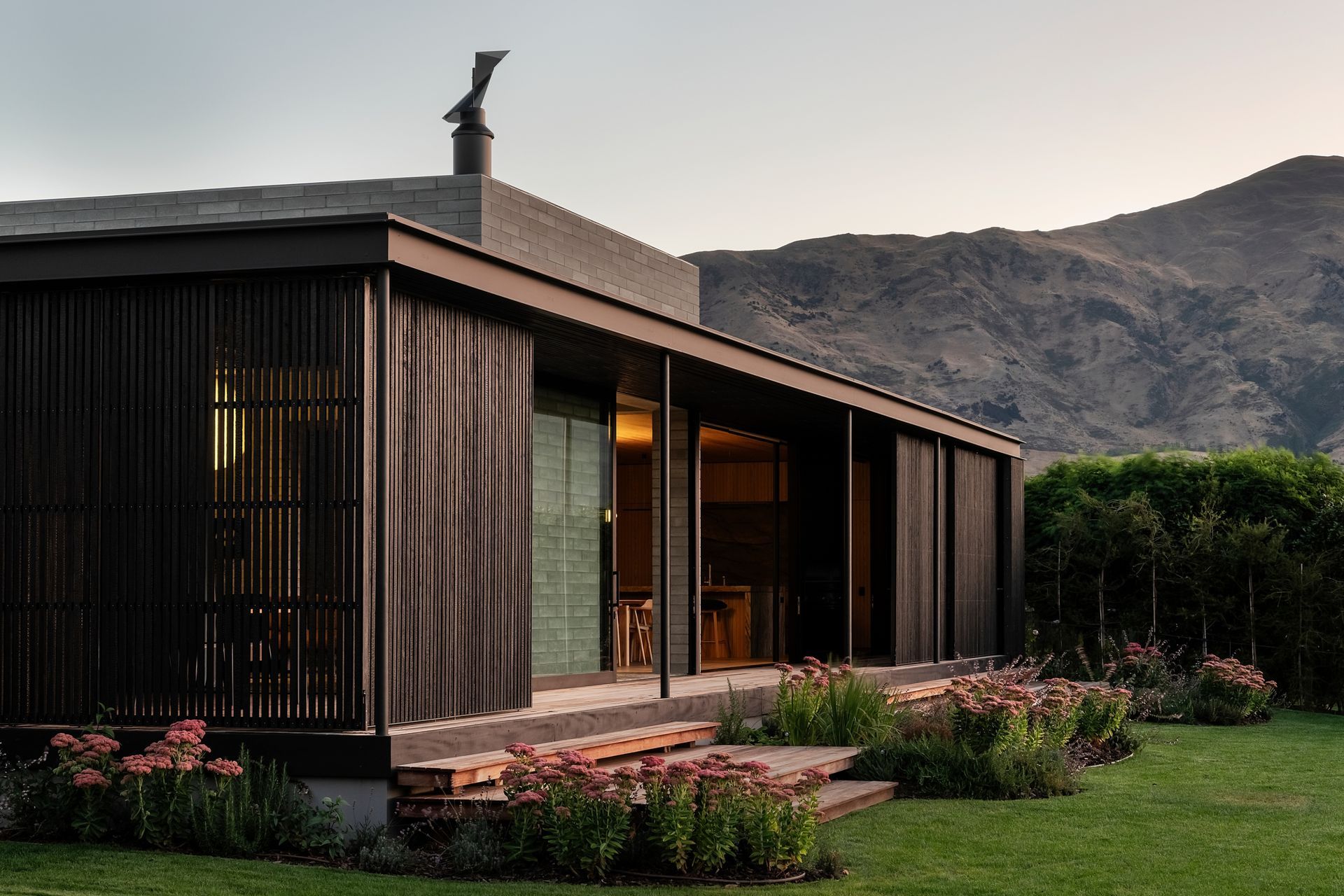 03Wanaka-SKI-HouseRear-LawnSam-Hartnett03-ap-compressed.jpg