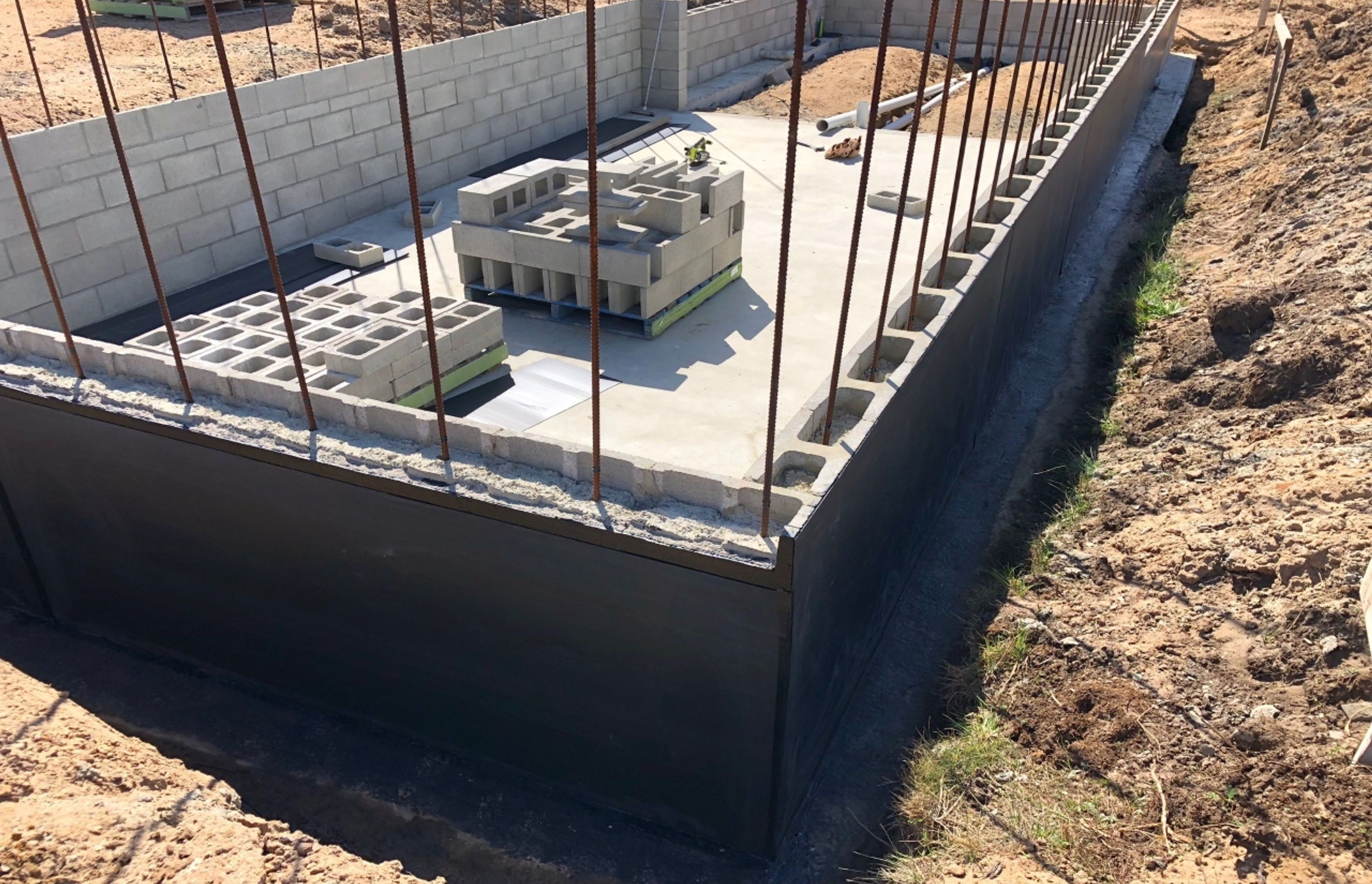 Main House Retaining Walls. Photography: Hawksley Developments