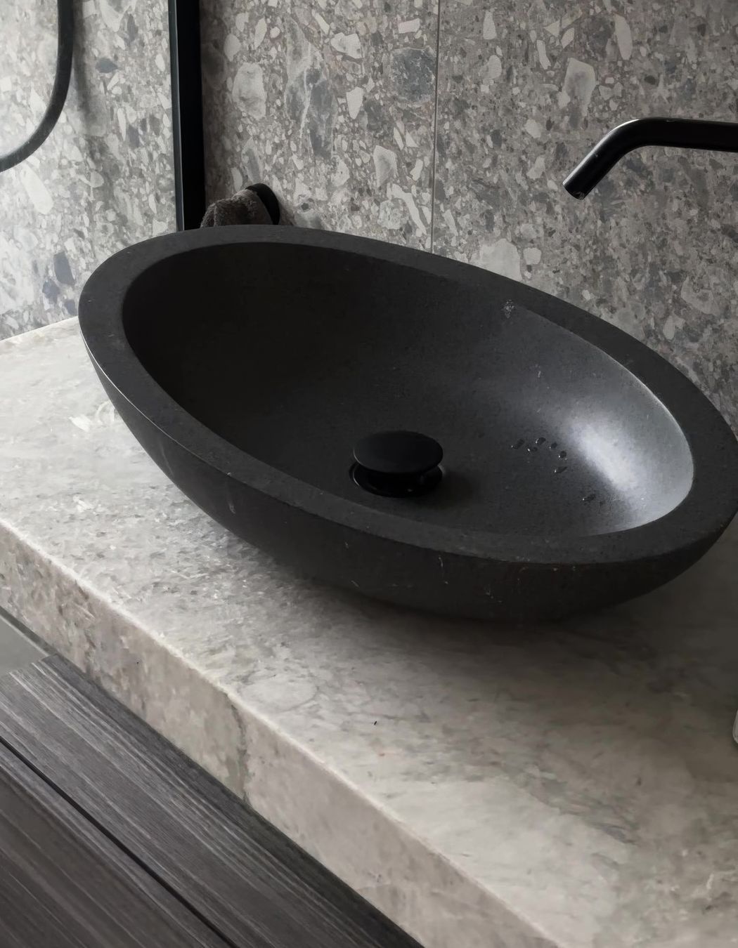 Masculine stoneware in the bathrooms