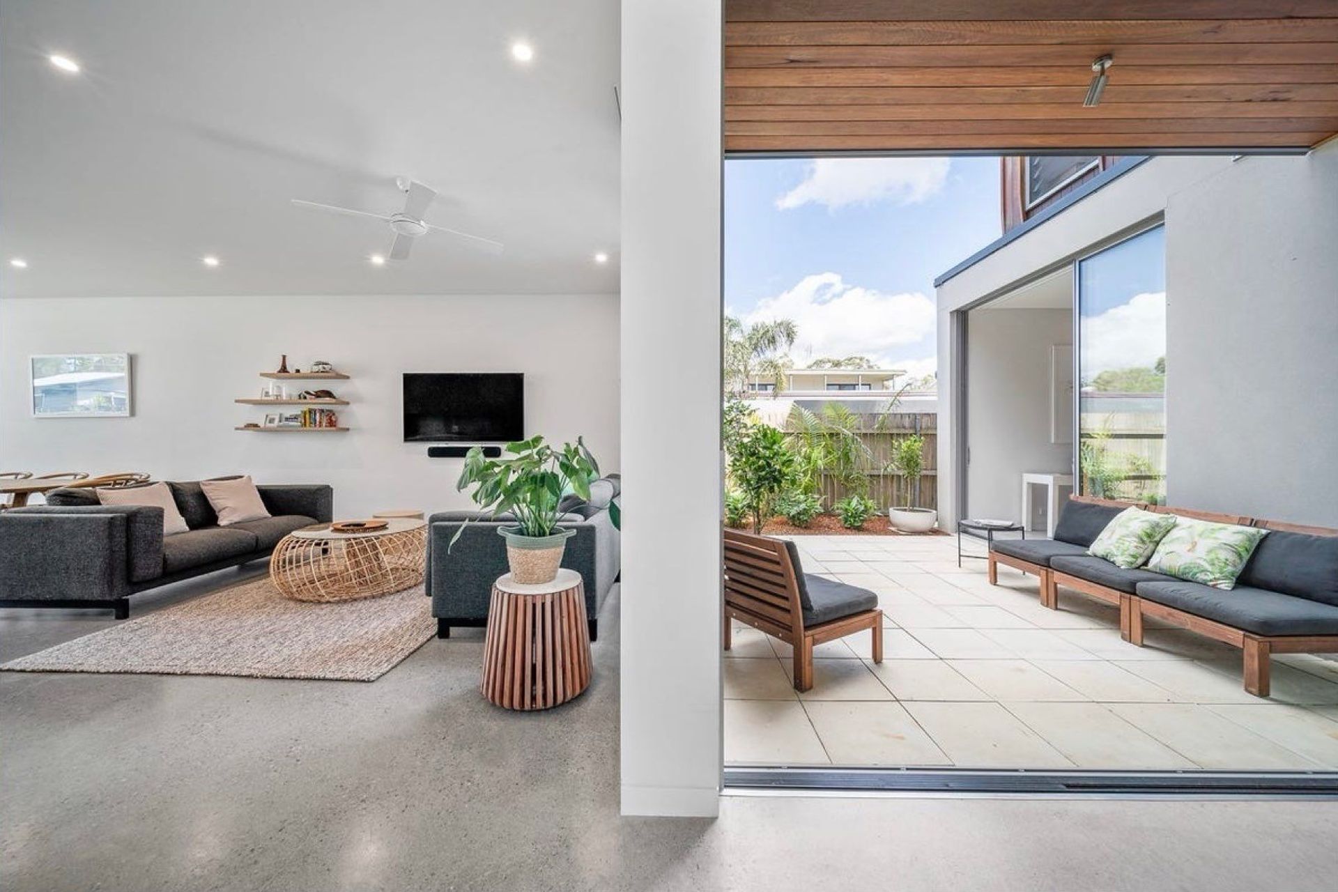 Lounge-courtyard-study. All indoor areas are linked to the outdoors.
