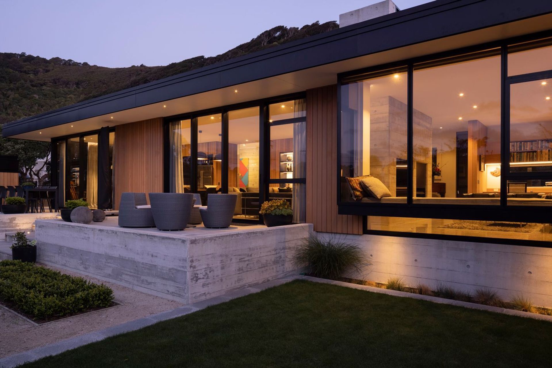 A floating wing wall on the right screens the terrace from southerly winds and provides a sense of enclosure. The cosy window seat in the den area looks over the garden.
