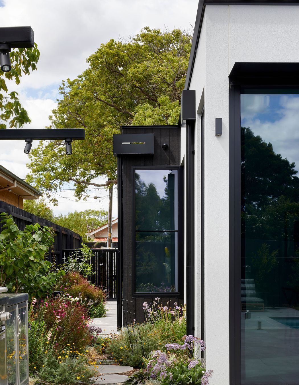 Storey Avenue, Hampton