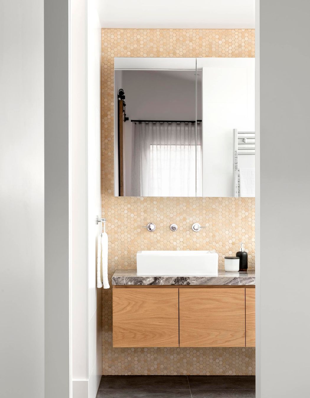 PHOTOGRAPHER : Dianna Snape