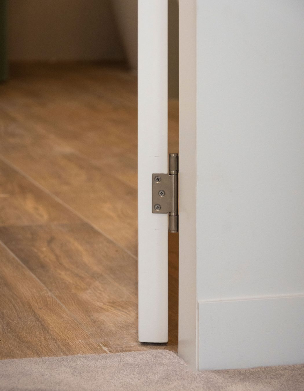 RocYork Herline hinges in a stainless steel finished installed on a bedroom door.