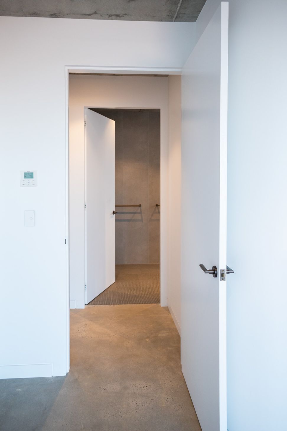 Single Rebate frames form a fluid connection between interior spaces.