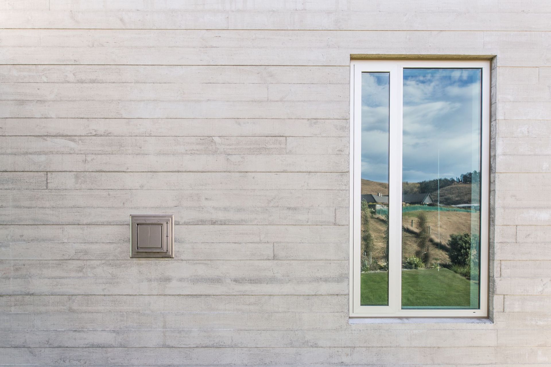 Board-formed concrete imparts a textural feel to the exterior, in counterpoint to the raw finish of the concrete used on the 'public' pavilion.