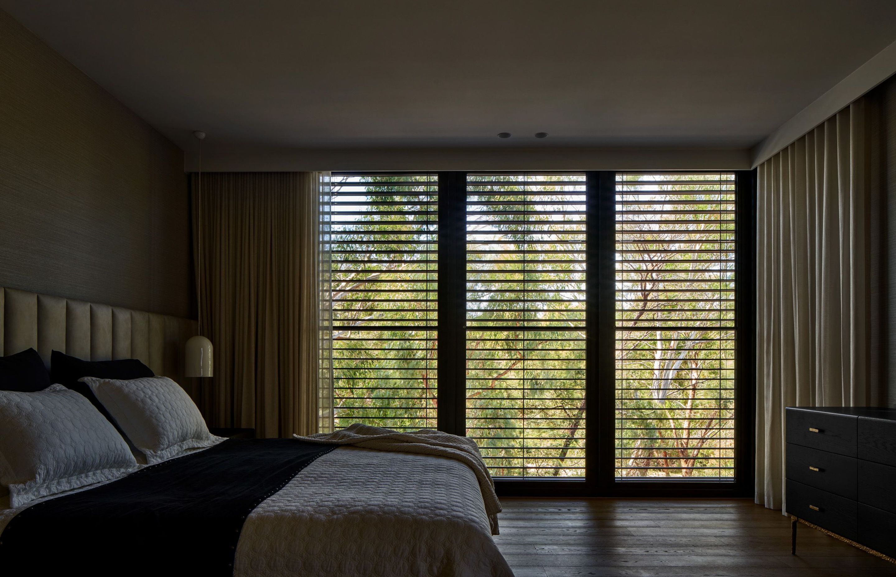 SOM Blinds | Sheer curtains | Motorised External Venetians | Finnis Architects | Photography | Damien Kook