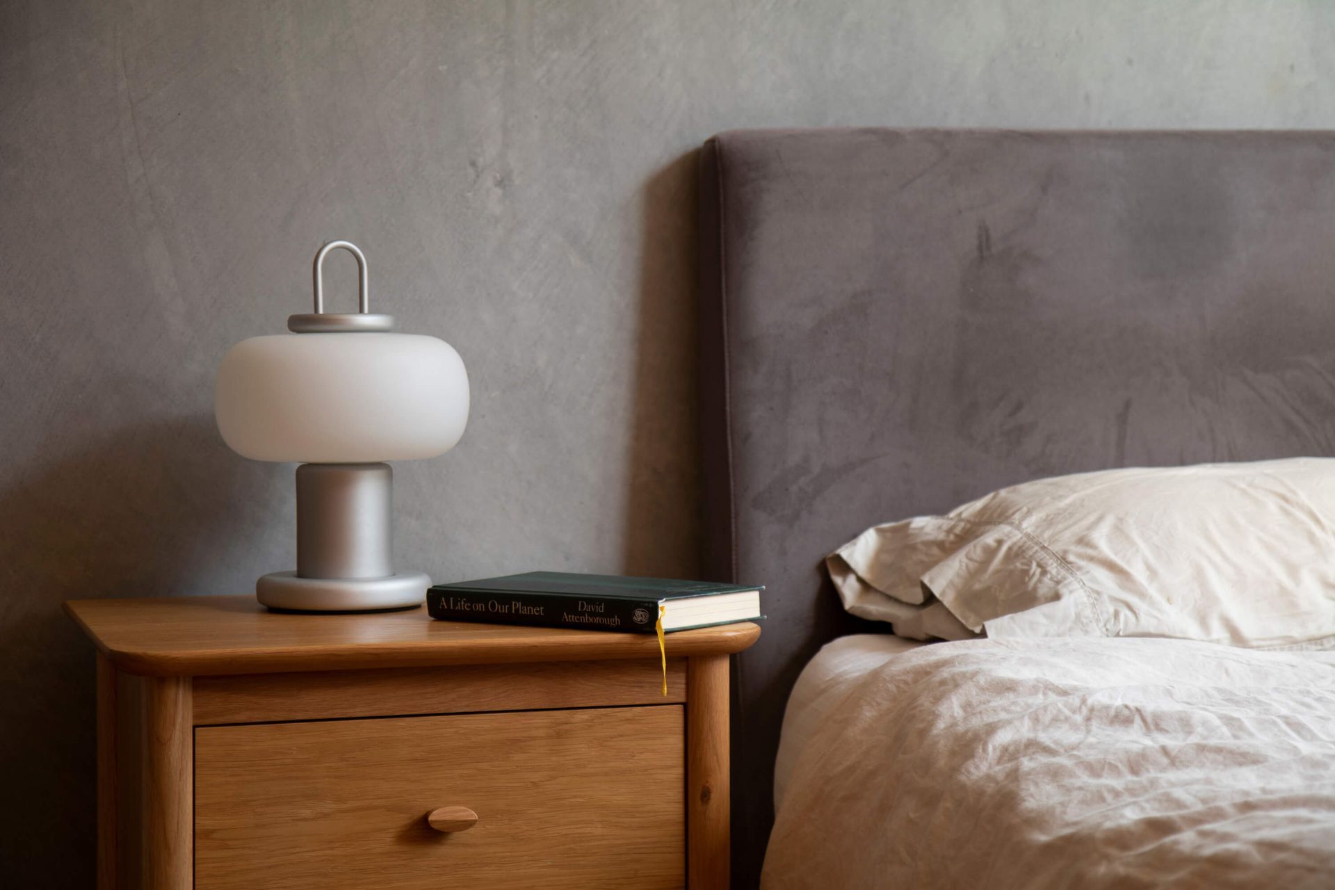 Waimauku House / Jo Craddock Architecture. ‍Product Featured ‍Nox Table Lamp by Astep ‍Teramo Bedside Cabinet by Ercol